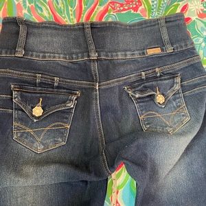 3/12 🌺Bella Jeans med. blue wash. Size 9 slim stretch jeans flower buttons